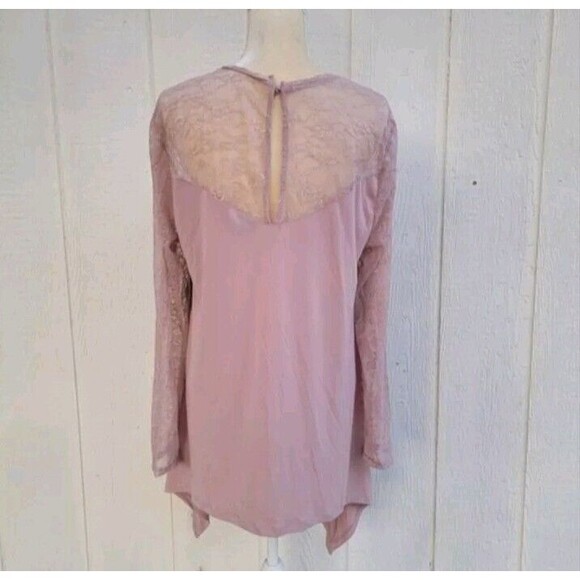 New torrid taupe crepe and lace sharkbite hem top wmns sz 0X  (size 12) - Picture 3 of 5